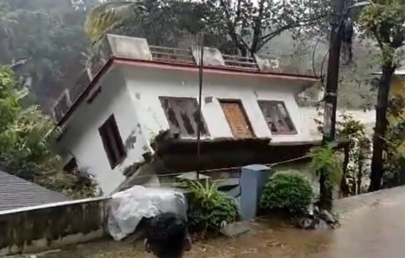 Kerala Floods Viral Video: కేరళ వర్ష బీభత్సం.. వరదలో 'ఇల్లు' పోయింది..