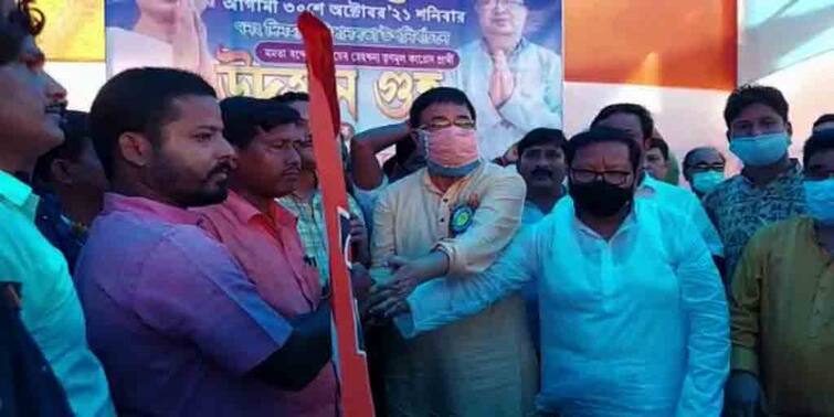 Coochbehar Dinhata Bypoll: Few BJP leaders joins TMC ahead of bypoll Coochbehar Dinhata Bypoll: উপনির্বাচনের আগে দিনহাটায় বিজেপি শিবিরে ভাঙন, তৃণমূলে যোগ একাধিক নেতার