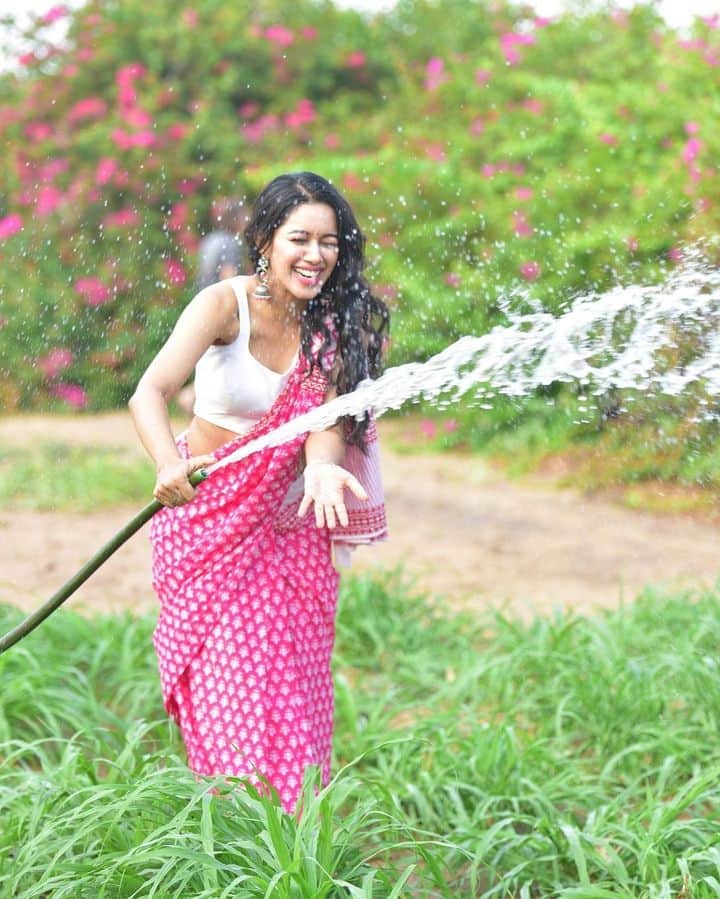 ஆசை ஓர் புல்வெளி அதில் ஆண் பெண் இரு பனித்துளி