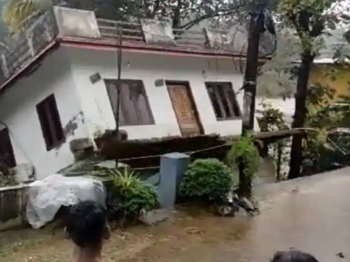 Kerala Floods house tilts washed away viral video strong water currents river Kottayam Mundakayam Watch Video: என்ன ஆகப்போகிறது கேரளா... காட்டாற்றில் அடித்துச் செல்லும் பங்களாக்கள்... அதிர்ச்சி வீடியோ!