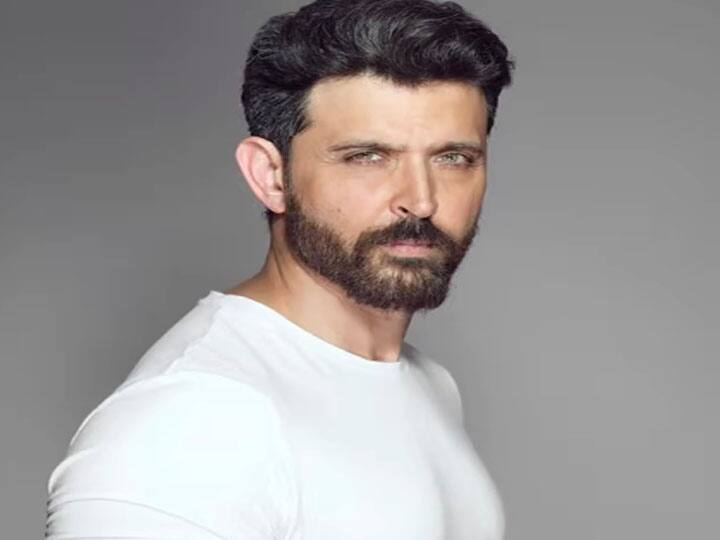 बॉलीवुड की एक्ट्रेस आलिया भट्ट ही नहीं बल्कि एक्टर ऋतिक रोशन भी हॉलीवुड में अभिनय की शुरुआत करने की सोच रहे हैं. मीडिया रिपोर्ट की मानें तो एक्टर एक अमेरिकी स्पाई थ्रिलर फिल्म के साथ कदम रखेंगे. हालांकि ऋतिक की टीम की ओर से इस बात को लेकर कोई पुष्टि नहीं हुई है, लेकिन रिपोर्ट्स की मानें तो ऋतिक फिल्म में लीड रोल में नजर आएंगे.