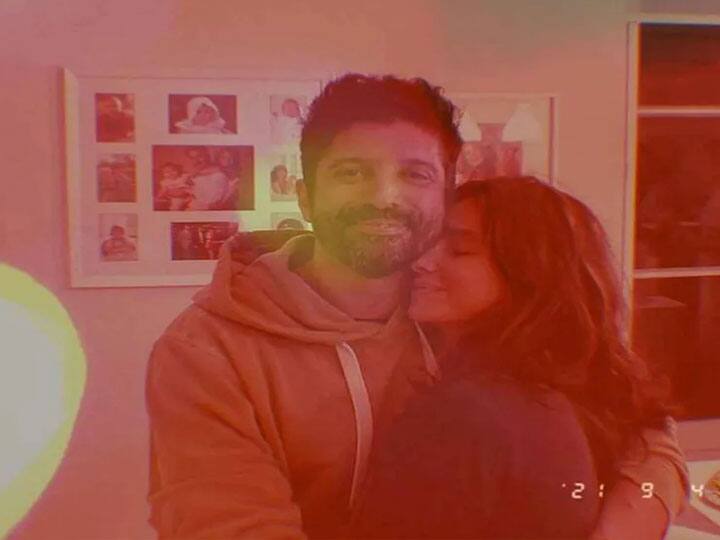 Farhan Akhtar shares a mushy pic with Shibhani Dandekar and it is all about unconditional love Farhan Akhtar ने अपने लेडीलव Shibhani Dandekar के साथ मैसी लुक में शेयर की फोटो