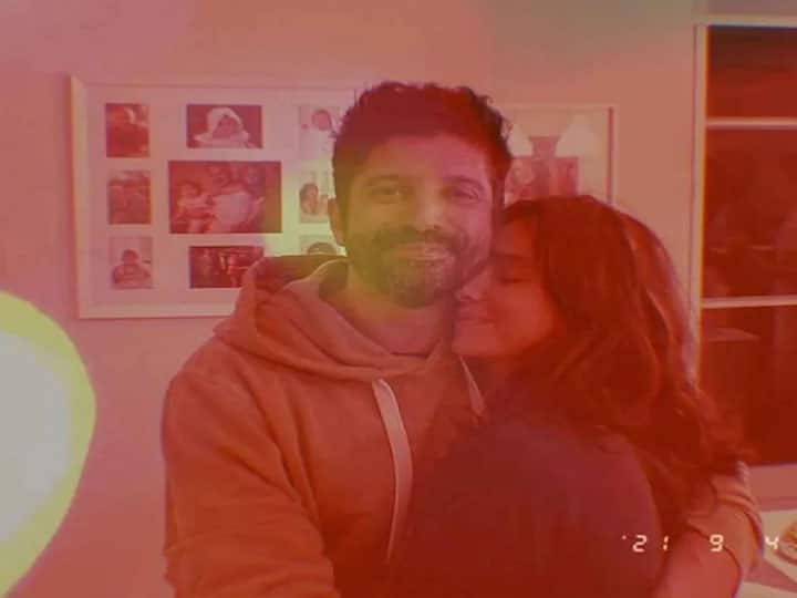 Farhan Akhtar ने अपने लेडीलव Shibhani Dandekar के साथ मैसी लुक में शेयर की फोटो Farhan Akhtar shares a mushy pic with Shibhani Dandekar and it is all about unconditional love Farhan Akhtar ने अपने लेडीलव Shibhani Dandekar के साथ मैसी लुक में शेयर की फोटो