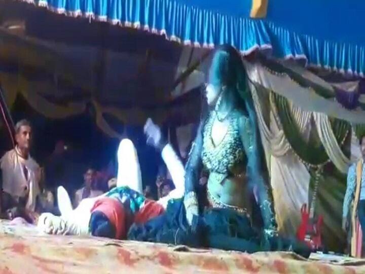 Orchestra organized in the name of devotion, girls danced throughout the night, police engaged in investigation ann भक्ति के नाम पर ऑर्केस्ट्रा का आयोजन, रातभर बार बालाओं ने लगाए ठुमके, वीडियो वायरल होने पर जांच में जुटी पुलिस