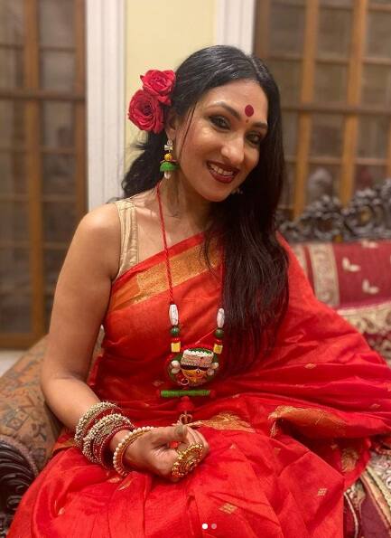 বাংলা ছবির দর্শকরা প্রথমবার তাঁকে বড় পর্দায় দেখলেন পরিচালক প্রভাত রায়ের ছবি 'শ্বেত পাথরের থালা'-তে।