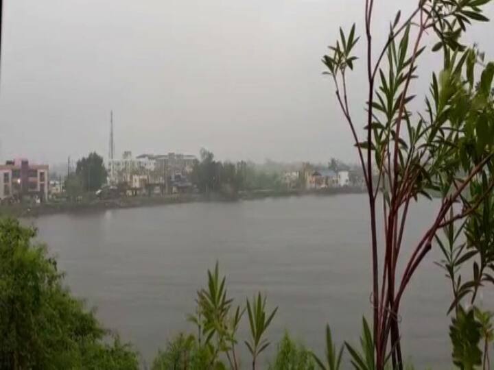 সকাল থেকেই বইছে ঝোড়ো হাওয়া।