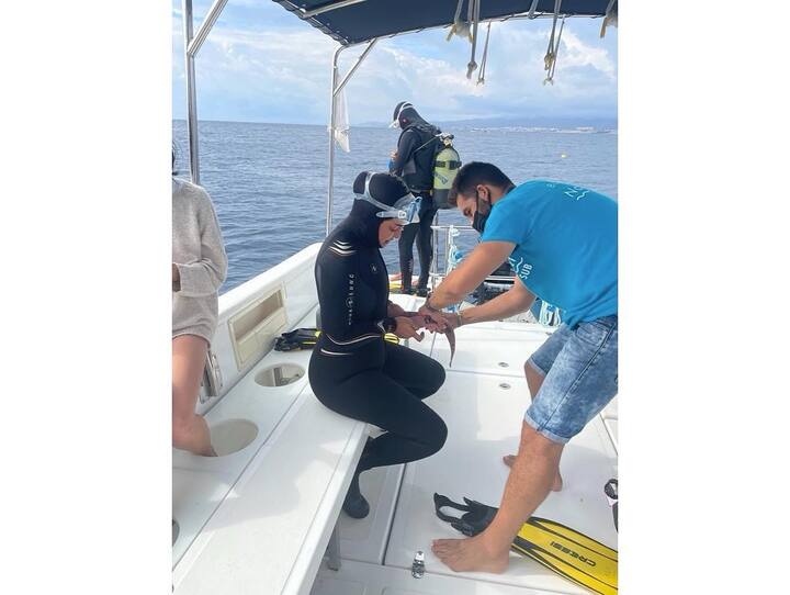 प्रियंका ने अपने सोशल मीडिया अंकाउंट पर ये फोटोज शेयर की हैं. ये तस्वीरें रविवार की है जब उन्होंने अपने बिजी शेड्यूल से वक्त निकाल कर स्कूबा डाइविंग की. इस तस्वीर में वो गहरे पानी में उतरने की तैयारी कर रही हैं.