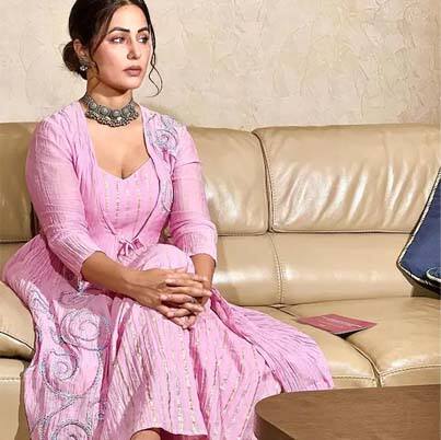 चाहत्यांना हिनाचे हे फोटो खूप आवडले असून ते त्यांच्यावर कमेंटचा वर्षाव करत आहेत. गुलाबी सूटमध्ये हिना खान बेबी डॉलसारखी दिसते, सोशल मीडियावर तिचे लेखी फॉलोअर्स आहेत.  (Photo:@realhinakhan/IG)