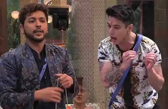 निशांत भट्ट आणि प्रतीक सहजपाल - हे दोघेही बिग बॉस ओटीटीच्या काळापासून एकमेकांचे चांगले मित्र आहेत आणि या सीझनमध्ये त्यांच्यामध्ये खूप चांगली केमिस्ट्री पाहायला मिळत आहे.  शमिता शेट्टी- विशाल कोटीयन- शमिता शेट्टीने तिच्या टीमला विजयाकडे नेले कारण तिने तिच्या टीमशी एकनिष्ठ राहण्याचे वचन दिलंय. अशा परिस्थितीत विशालही त्याच्या टीमसोबत खेळताना दिसतोय. (Photo:@BiggBoss/Twitter)