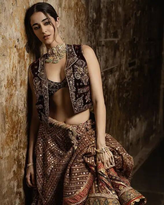 ছবিগুলি প্রকাশিত হতেই সোশাল মিডিয়ায় হইচই। তবে কি বিয়ে করতে চলেছেন অনন্যা। জানা গিয়েছে, একটি ম্যাগাজিনের প্রচ্ছদের জন্য অনন্যা এই ফটোশুট করেছেন। ভারী এমব্রয়ডারি করা লেহেঙ্গা পরিহিত চাঙ্কি কন্যার ছবি দেখে মোহিত নেটমহল।