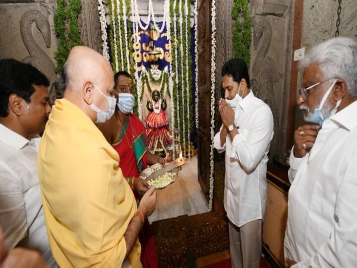 CM Jagan visits Vijayawada dattanagar ganapati sachidananda swamy ashramam CM Jagan: గణపతి సచ్చిదానందస్వామి ఆశ్రమాన్ని సందర్శించిన సీఎం జగన్