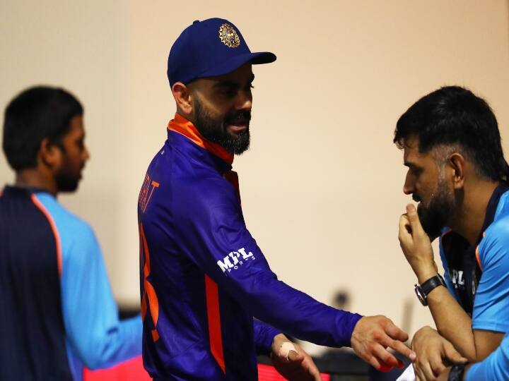 T20 World Cup: BCCI shares light hearted Conversation photo of Virat kohli and Dhoni in its twitter account 'நீ படிச்ச ஸ்கூல்ல நான் ஹெட்மாஸ்டர் டா' : ட்விட்டரில் வைரலாகும் கோலி-தோனி படம்..