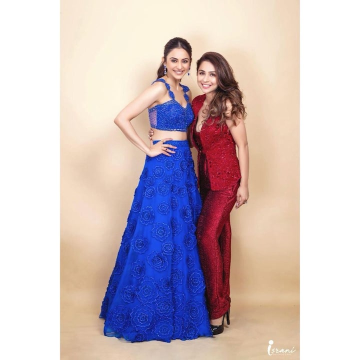(Image credit: Instagram) బాంబే ఫ్యాషన్ వీక్ ర్యాంప్ వాక్ చేసిన రకుల్ తన డిజైనర్ తో కలిసి ఫోటోలను ఫోజులిచ్చింది.