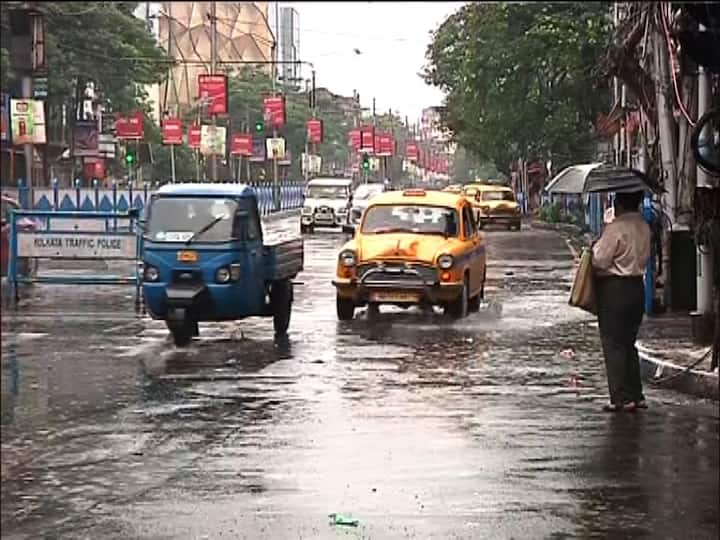 পূবালি হাওয়ার দাপটে কলকাতা-সহ সংলগ্ন জেলাগুলিতে বৃষ্টির পরিমাণ বাড়বে। সেই সঙ্গে বইবে ঝোড়ো হাওয়া।