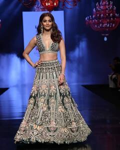 Pooja Hegde pics: பாம்பே டைம்ஸ் ஃபேஷன் வீக்கில் முத்தத்தை பறக்கவிட்ட  பூஜா ஹெக்டே..!