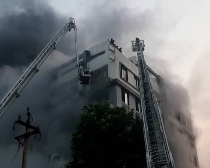 A huge fire broke out in a packaging mill in vareli village of Surat, 124 people were rescued સુરતના વરેલી ગામની પેકેજિંગ મિલમાં ભીષણ આગ, 124 લોકોનું રેસ્ક્યુ કરાયું