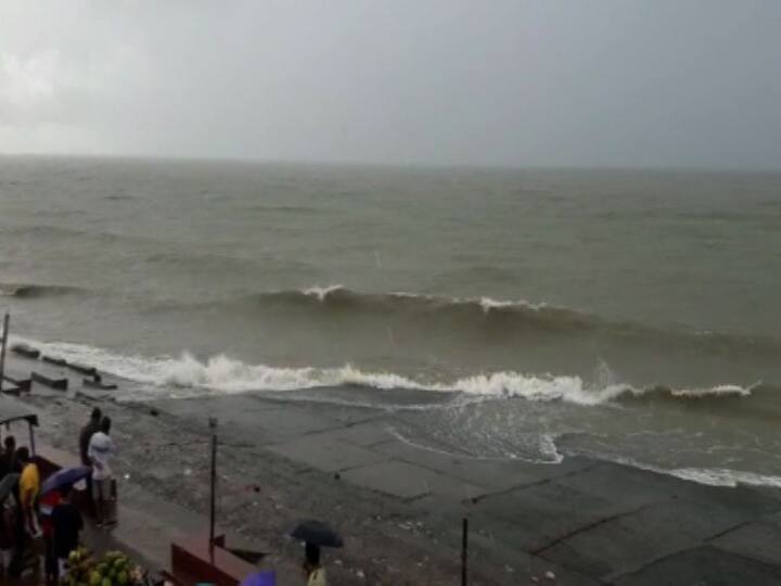 উত্তাল হচ্ছে বকখালির সমুদ্র। নিম্নচাপের জেরে সমুদ্র উত্তাল থাকায় মত্স্যজীবীদের নিষেধ করার পাশাপাশি, পর্যটকদের জন্যও চলছে সতর্কতামূলক প্রচার।