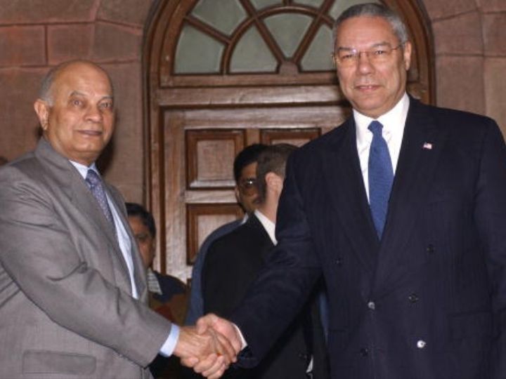 Colin Powell (R) shakes hands with then national security advisor Brajesh Mishra in New Delhi on January 18, 2002 | Photo: Getty