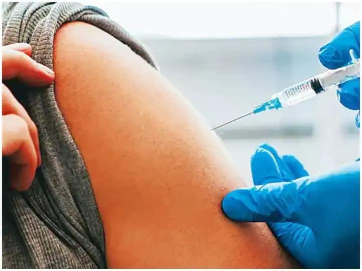 CM Pushkar Singh Dhami claims- 100% eligible population of Uttarakhand got the first dose of corona vaccine CM पुष्कर सिंह धामी का दावा- उत्तराखंड की 100% पात्र आबादी को लगी कोरोना वैक्सीन की पहली डोज