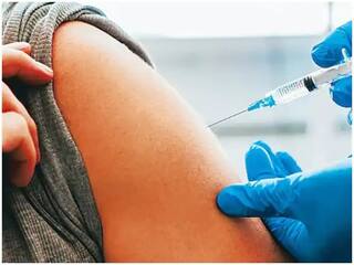 Covid-19 Vaccination: કોરોના રસી લેતા જ મહિલા બની ગઈ કરોડ પતિ, જાણો રસી લીધા બાદ એવું તે શું થયું.....