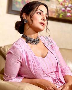 Hina Khan Killer Look: पिंक सूट में Hina Khan ने बिखेरे अपने हुस्न के जलवे, कजरारे नैनों से चलाया फैंस पर जादू