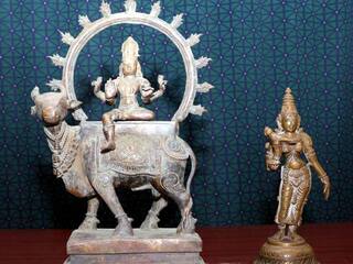 7 arrested for trying to sell stolen idol - Seizure of ancient Meenakshi goddess and Rishabhdev idol திருடிய சிலையை விற்க முயன்ற 7 பேர் கைது - பழமையான மீனாட்சி அம்மன் மற்றும் ரிஷபதேவர் சிலை பறிமுதல்