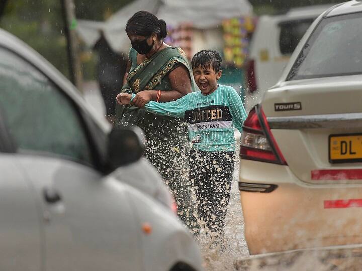 दिल्ली एनसीआर में रविवार दोपहर को मौसम ने अचानक करवट ली. शहर में पिछले 24 घंटों में तीन मिलीमीटर बारिश हुयी. रविवार को कई इलाकों भारी बारिश हुई जिससे कई स्थानों पर पानी भर गया और यातायात की समस्या पैदा हो गई तथा लोगों को मुश्किलों का सामना करना पड़ा.