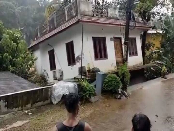 Kerala Floods Viral Video: केरल में भारी बारिश से तबाही, सड़क किनारे बने पक्‍के मकान को बहा ले गया सैलाब