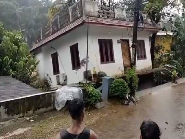 Kerala Floods house tilts washed away viral video strong water currents river Kottayam Mundakayam Kerala Floods Viral Video: केरल में भारी बारिश से तबाही, सड़क किनारे बने पक्‍के मकान को बहा ले गया सैलाब