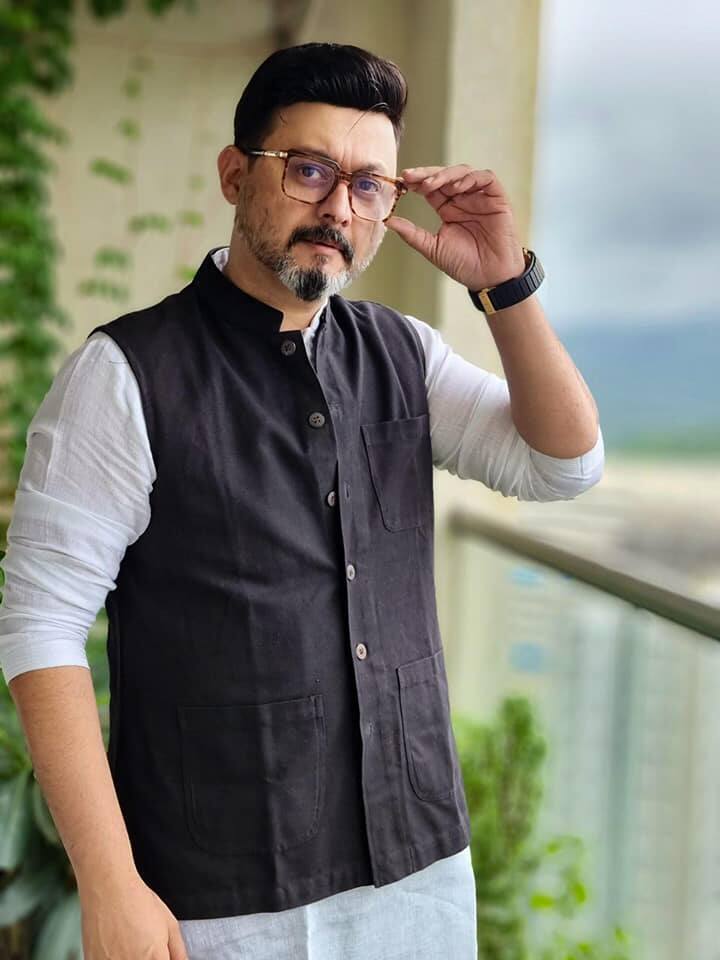 हिंदी मराठी चित्रपट आणि दूरचित्रवाणी मालिकांमधून त्याने अभिनय केला.  त्यानंतर त्याची विनोदी अभिनेता आणि स्टँडअप कॉमेडियन म्हणून ओळख निर्माण झाली. (photo:@swwapniljoshi/FB)