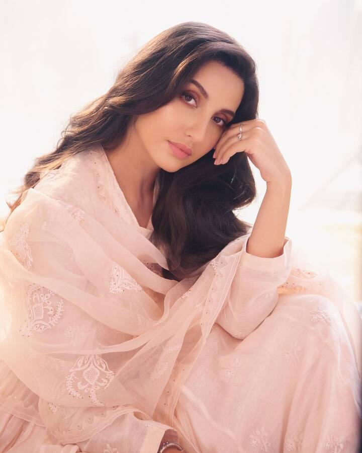 शुरुआत में आलम ये था कि नोरा घंटों-घंटों लाइनों में खड़ी रहती थीं ऑडिशन के लिए. वहीं उन्हें ऑडिशन के दौरान हिंदी में स्क्रिप्ट दी जाती थी और उनका मजाक भी उड़ाया जाता था.