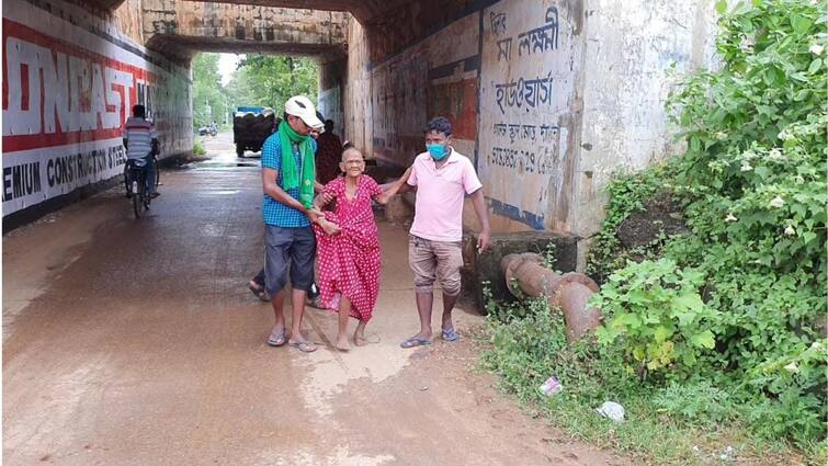 Paschim Medinipur: Two local youths of Dantan recovered old lady from road and get her admitted to hospital Paschim Medinipur: পুজোর সময় থেকে পড়েছিলেন জাতীয় সড়কের ধারে, অসুস্থ বৃদ্ধাকে হাসপাতালে নিয়ে গেলেন দুই যুবক