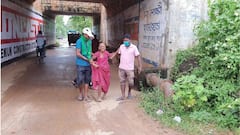 Paschim Medinipur: পুজোর সময় থেকে পড়েছিলেন জাতীয় সড়কের ধারে, অসুস্থ বৃদ্ধাকে হাসপাতালে নিয়ে গেলেন দুই যুবক