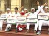 यूपी विधानसभा का विशेष सत्र, महंगाई और लखीमपुर खीरी मामले को लेकर सपा-कांग्रेस ने किया प्रदर्शन