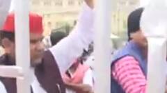 Lucknow : विधानसभा के गेट पर सपा का महंगाई को लेकर प्रदर्शन | ABP Ganga
