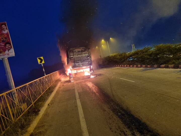 బస్సు ఇంజన్‎లో పొగ రావడం గమనించి బస్సు డ్రైవర్ వెంటనే అప్రమత్తం అయ్యాడు. దీంతో త్రుటిలో పెను ప్రమాదం తప్పింది.