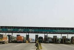 Arms Recovered: ধানবাদ থেকে কলকাতাগামী বাসে উদ্ধার বিপুল অস্ত্র, গ্রেফতার ৩| Bangla News