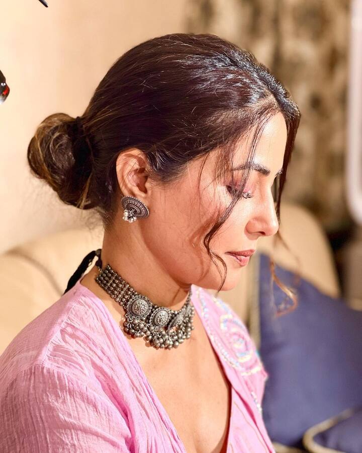 पिंक सूट में हिना खान बिल्कुल बेबी डॉल लग रही हैं, चेहरे पर गिरी ये लटें उनकी खूबसूरती को और भी बढ़ा रही हैं.