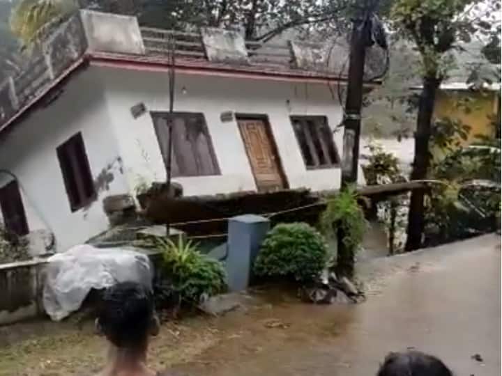 Kerala Floods house tilts washed away viral video strong water currents river Kottayam Mundakayam