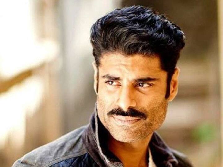 अनुपम खेर और किरण खेर के बेटे सिकंदर खेर निर्देशक देव पटेल की फिल्म मंकी मैन से हॉलीवुड में डेब्यू करने जा रहे हैं. देव पटेल स्लमडॉग मिलियनेयर में महत्वपूर्ण भूमिका निभाने के लिए जाने जाते हैं.