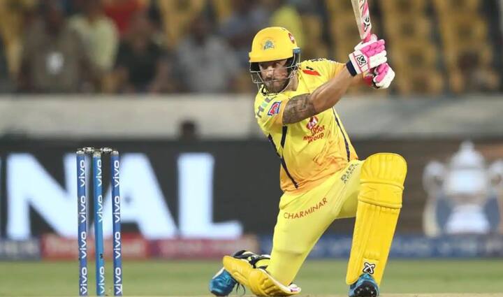 சிஎஸ்கேவின் மற்றொரு தொடக்க வீரரான டுப்ளெஸி, 16 போட்டிகளில் ஆடி 16 போட்டிகளிலும் பேட்டிங் செய்து 633 ரன்களை குவித்துள்ளார். அதிகபட்சமாக 95 ரன்கள் எடுத்து ஆட்டமிழக்காமல் களத்தில் நின்றுள்ளார். இந்த தொடரில் மட்டும் டுப்ளெஸி 6 அரைசதங்களை அடித்துள்ளார். கொல்கத்தா நைட் ரைடர்ஸ் அணிக்கு எதிரான் இறுதிப்போட்டியில் 86 ரன்களை குவித்து ஆட்டநாயகன் விருதையும் பெற்றார். தென்னாப்ரிக்கா கிரிக்கெட் அமைப்பிற்கும் டுப்ளெஸிக்கும் இடையேயான உறவு பாதிக்கப்பட்டுள்ளதால், முன்னாள் கேப்டனாக டுப்ளெஸியை டி-20 உலகக்கோப்பைக்கான ஸ்குவாடில் தேர்வு செய்யவில்லை என தகவல் வெளியாகியுள்ளது.