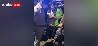 Viral Video: ఆంక్షలపై పోలీస్ నే ప్రశ్నించిన చిన్నోడు..!