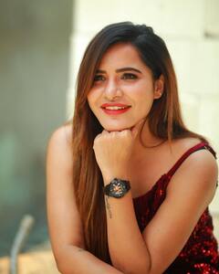 Ashu Reddy Photos: పొట్టి డ్రస్సులో జూనియర్ సమంత హొయలు...వైరల్ అవుతున్న బిగ్ బాస్ బ్యూటీ అషు రెడ్డి ఫొటోస్..