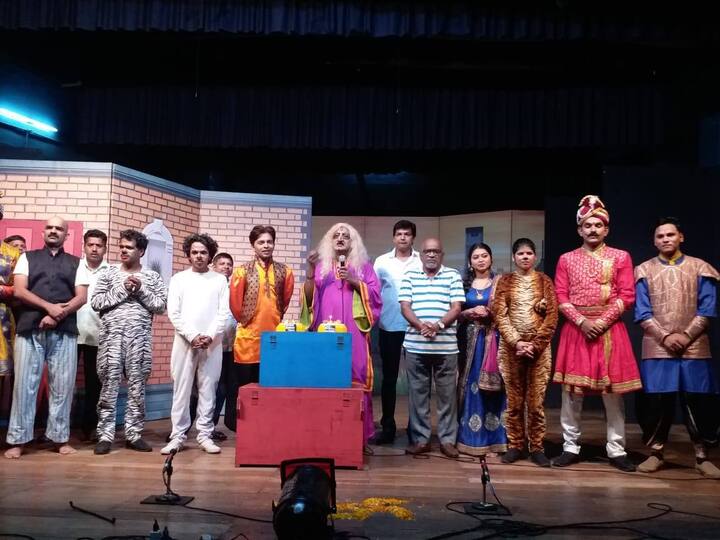 'अलबत्या गलबत्या' बालनाट्य 1972 साली पहिल्यांदा रंगभूमीवर आले होते. वैभव मांगलेंनी साकारलेली चिंची चेटकीण त्यावेळी दिलिप प्रभावळकर साकारत होते(Photo : albatyagalbatya/FB)