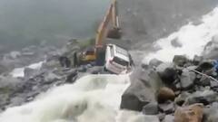 Uttarakhand : उफनते नाले में फंसी कार, अंदर बैठे लोगों की अटकीं सांसें | ABP Ganga