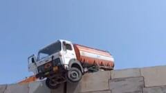 મોરબી: ટંકારા પાસે ઓવરબ્રિજ પર અકસ્માત, હવામાં લટક્યું ટેન્કર, જુઓ ગુજરાતી ન્યુઝ