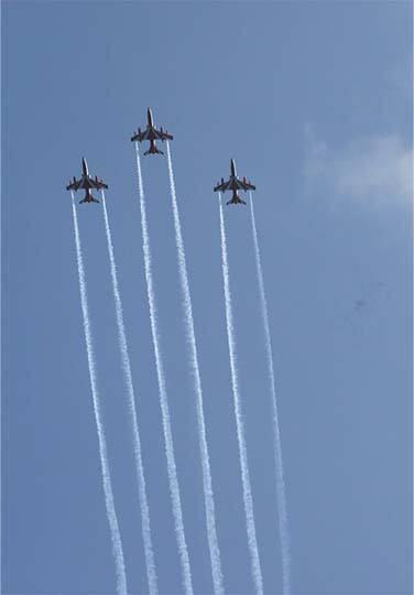 हे फ्लाय पास्ट उत्तर ते दक्षिण मुंबई त्यात अंधेरी, वरळी सी लिंक आणि गेट वे ऑफ इंडिया वरून हे उड्डाण केलं (photo tweeted by : @DefPROMumbai)