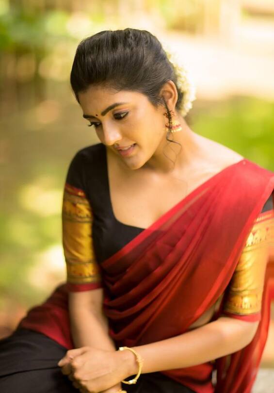 முட்டுது முட்டுது மூச்சு முட்டுது அவள கண்டாலே கொட்டுதுகொட்டுது அருவி கொட்டுது அருகில் நின்னாலே