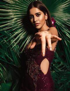 Nabha Natesh Pics: నభ నటేష్.. పచ్చని ఆకుల్లో పరువాల పాపాయి