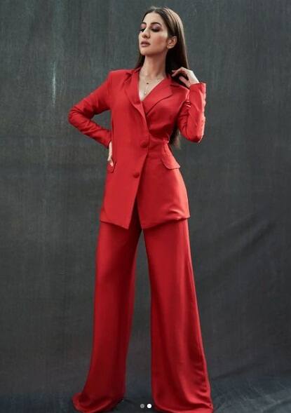 টলিউডে আত্মপ্রকাশের প্রথম দিন থেকেই তাঁর সঙ্গে দেবের সম্পর্ক নিয়ে গুঞ্জন শোনা গেল। দেবের ''বিশেষ বান্ধবী'' হিসেবেই তাঁকে সম্মোধন করা হতে থাকল।